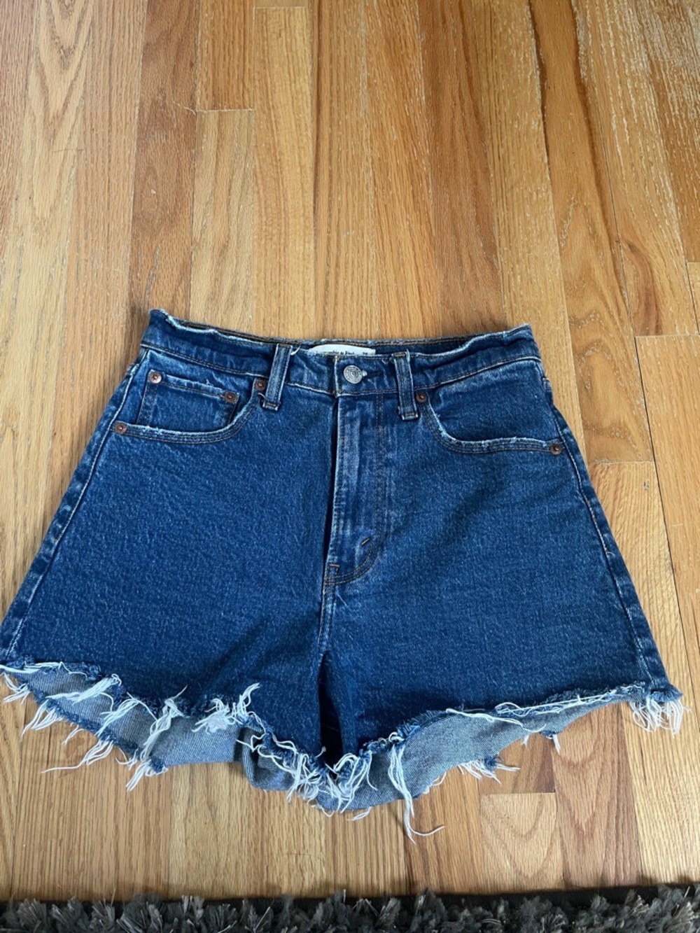 Abercrombie & Fitch 90’s relaxed cutoff high rise shorts.